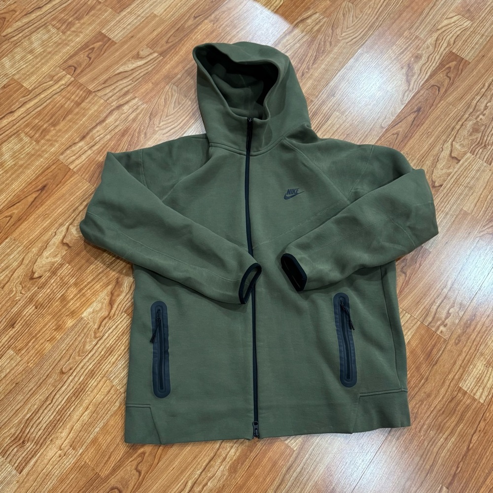 Nike Tech Windrunner
Men's Fleece Full-Zip Jacket